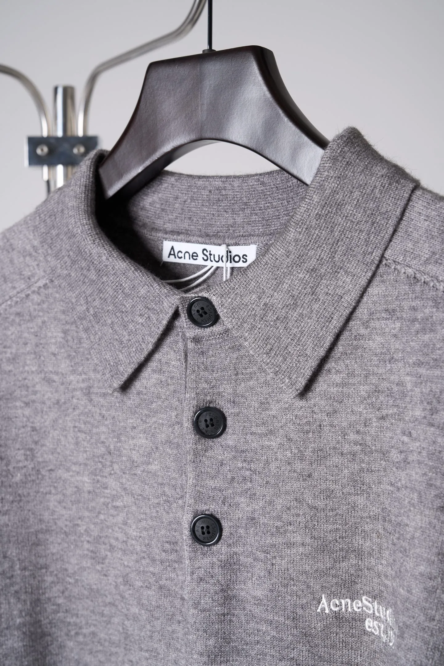 [Real auction] Acne Studios logo embroidered knitted polo shirt [In Stock] S M L The fabric is made of wool + yak hair blend. The wool ensures skin-friendly warmth and breathability. The yak hair improves the stiffness and wrinkle resistance of the fabric. It combines softness and pattern support. High-density jersey knitting technique is used. The yarns are finely intertwined. There are no excess floating threads on the surface. It feels soft and waxy and does not scratch the skin. It has a moderate weight and can be worn alone in spring and autumn. It can be worn as an inner layer in winter without feeling heavy or bulky. Ready-made garments undergo pre-shrunk + soft finishing processes to prevent shrinkage during the first wash while neutralizing the roughness of the fabric and maintaining long-term smoothness. Ready-to-wear deodorization treatment removes odors from new materials. Adopts a three-dimensional and slightly loose version. The shoulder line falls naturally. Suitable for different shoulder shapes. Garment length reaches hips. Modifies body proportions. Not picky about body shape. Ribbed closing process. High-elastic rib knitting for cuffs and hem. Precision sewing seams. The embroidery process on the left chest "Acne Studios est" adopts computerized precision flat embroidery + three-dimensional thread filling process. The embroidery thread is made of high-twist polyester thread, which is friction-resistant and does not fade. The embroidery edges are neat and burr-free. The stitch spacing is even (about 8-10 stitches/cm) for a full sense of recognition and sophistication. The whole garment is sewn with high-density double-thread overlock. The stitch spacing is 0.3-0.5cm. Key parts (shoulder seams, side seams) are reinforced with double threads to prevent open threads. The inner hemming treatment reduces friction and improves wearing comfort. The dyeing process adopts alcohol black fixation dyeing technology. The dye penetrates into the fiber and undergoes multiple fixation treatments. It is not easy to lose color during washing and cross-color to maintain the purity of Black.